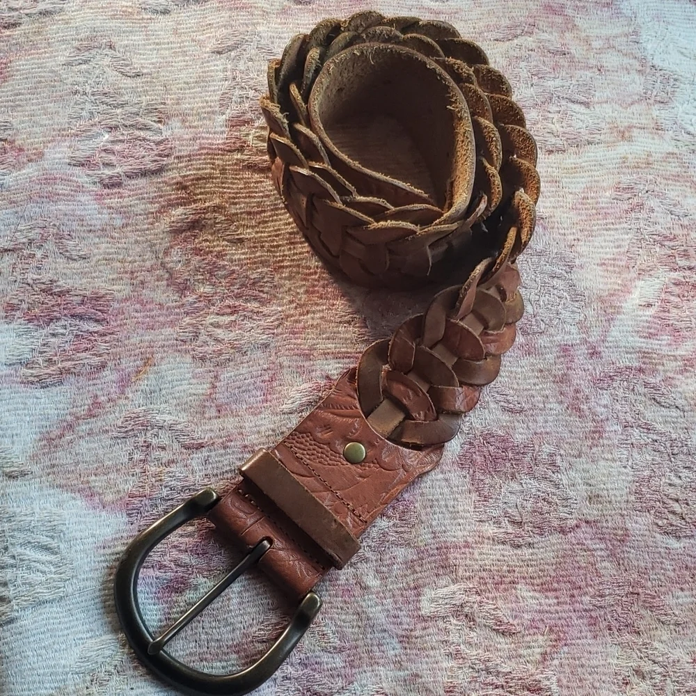Floral embosed breided brown leather woman belt